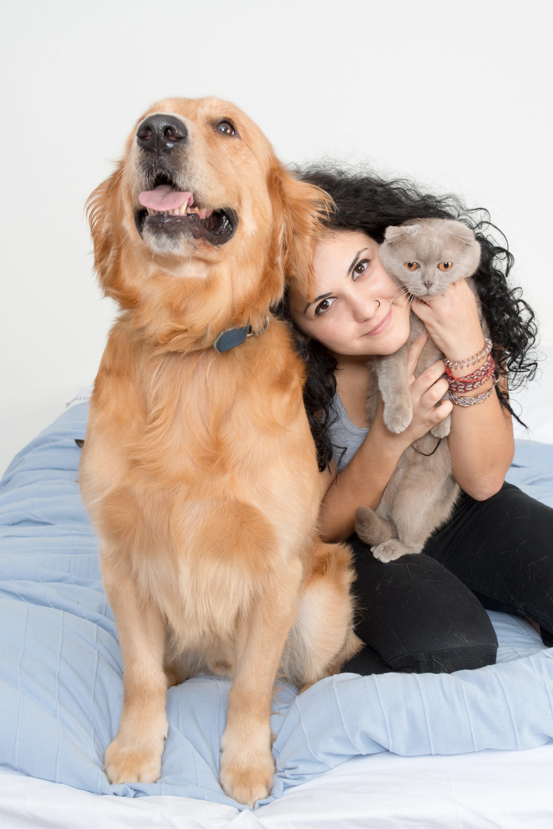 Tutora sonriendo mientras sostiene a su gato